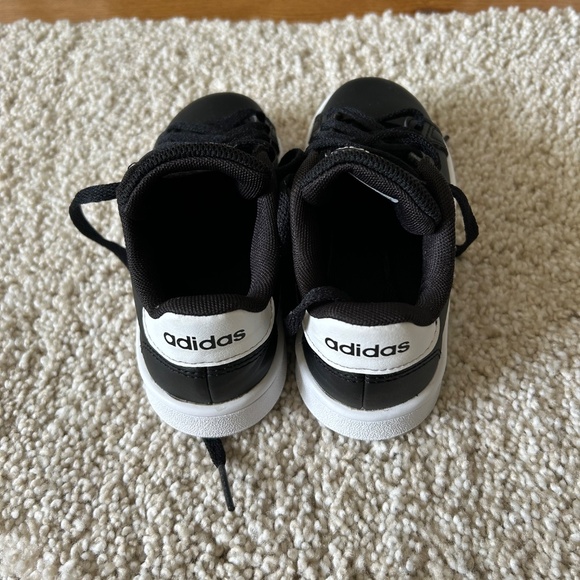 Boys 10.5 Adidas Court Sneaker - Picture 3 of 6